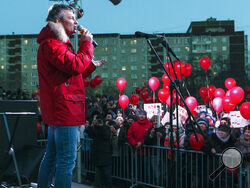 FILE - Yekaterinburg mayor Yevgeny Roizman, left, speaks to the crowd during a protest against official plans to cancel direct mayoral elections in Yekaterinburg, Russia, on April 2, 2018. The former mayor of Russia's fourth largest city was arrested on Wednesday Aug. 24, 2022 on charges of discrediting the country's military, the latest move in the authorities crackdown on critics of Moscow's action in Ukraine. (AP Photo, File)