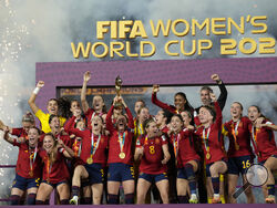 Team Spain celebrates after winning the Women's World Cup soccer final against England at Stadium Australia in Sydney, Australia, Sunday, Aug. 20, 2023. (AP Photo/Alessandra Tarantino)
