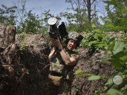 A Ukrainian serviceman carries a US Stinger air defence missile launcher in a trench on the front line in Zaporizhzhia region, Ukraine, Tuesday, May 28, 2024. (AP Photo/Andriy Andriyenko)